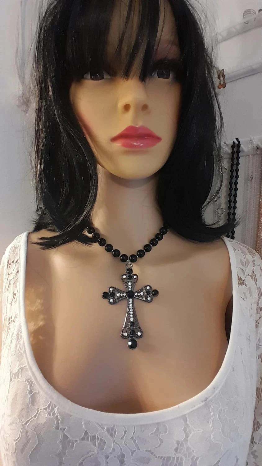 Collier en perles noires, avec croix, style Gothique